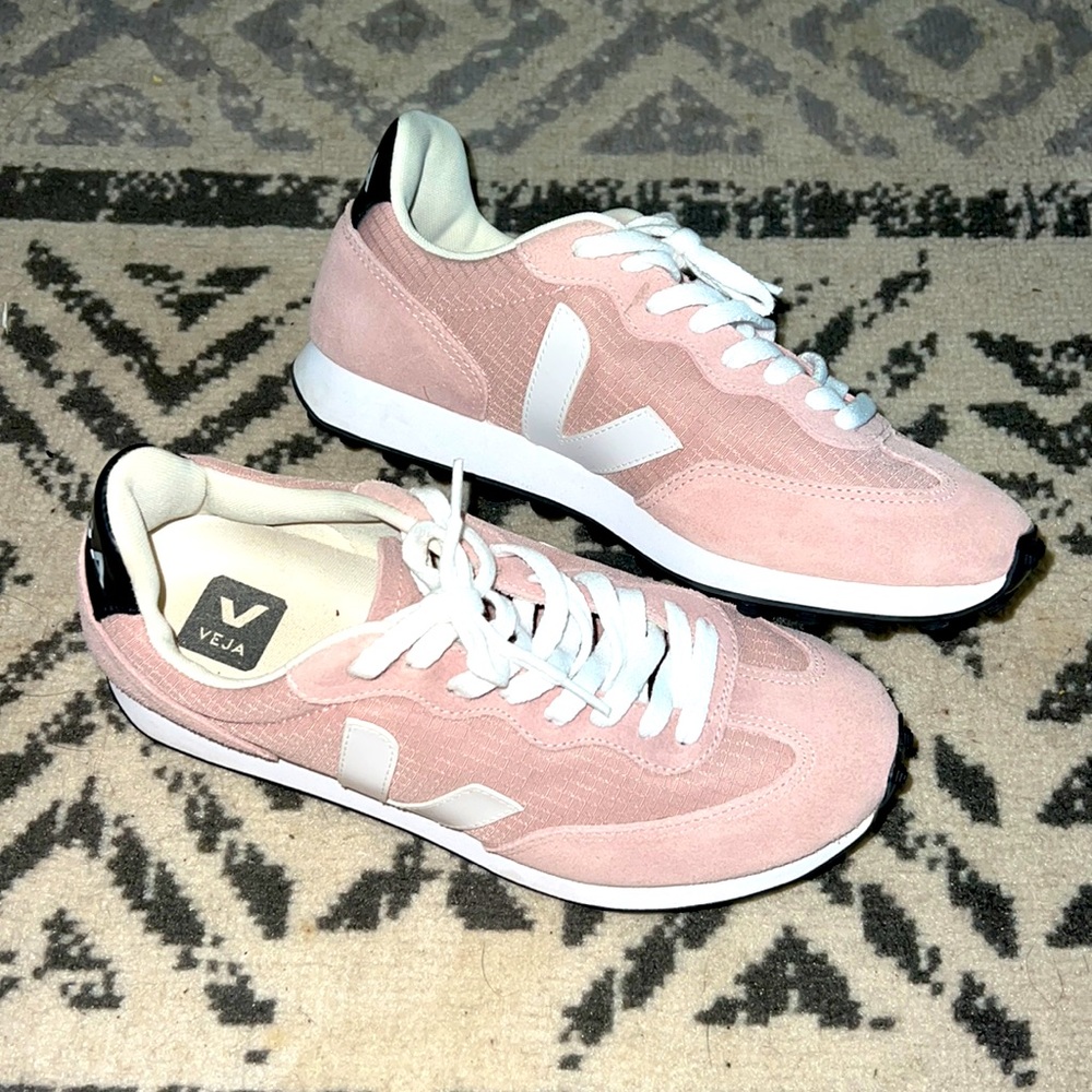 VEJA Branco seakers, bought size 8 thinking they would be okay, wore maybe 3x.
